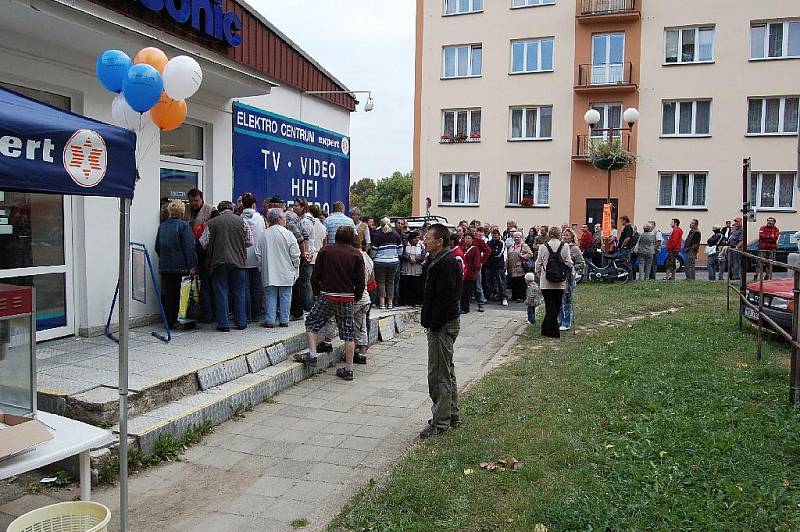 BANÁNY ČI MANDARINKY? Chebané ve Školní ulici čekali ve frontě již před osmou hodinou, ač obchod otevíral v devět. V nabídce byly totiž velice výhodné set–top–boxy. 