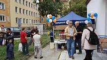 BANÁNY ČI MANDARINKY? Chebané ve Školní ulici čekali ve frontě již před osmou hodinou, ač obchod otevíral v devět. V nabídce byly totiž velice výhodné set–top–boxy. 