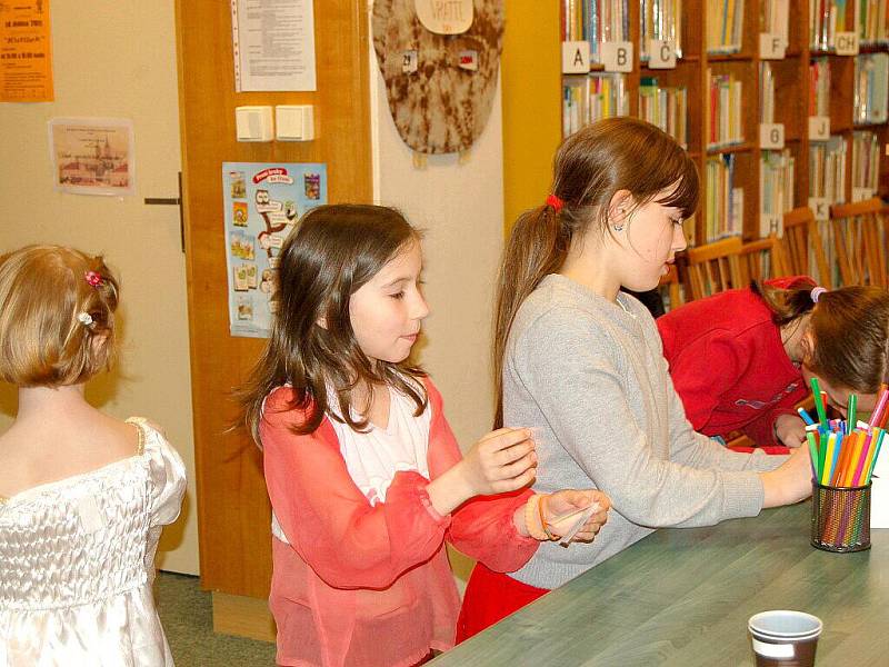 Dvacet dětí dorazilo na Noc s Andersenem do chebské dětské knihovny. Tentokrát se téměř celá akce nesla v duchu televizním. Děti si na začátku vyslechly od  knihovnic zprávy, sport a počasí.