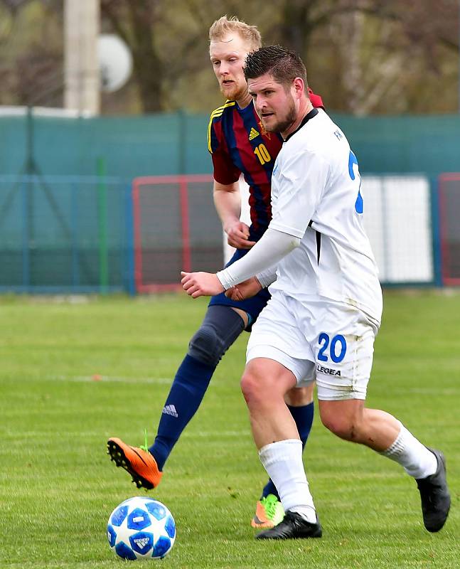 Chebská Hvězda (v bílém) dosáhla v Nové Roli na výhru 2:0.