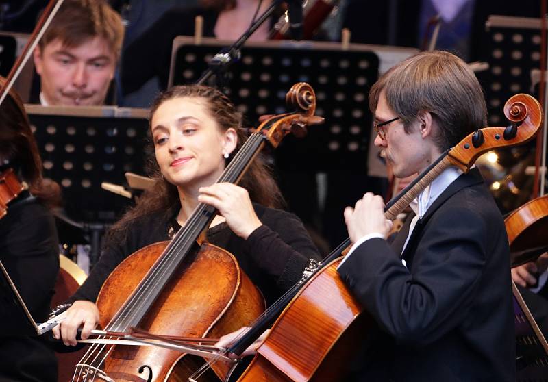 Západočeský symfonický orchestr oslavil narozeniny galakoncertem na kolonádě