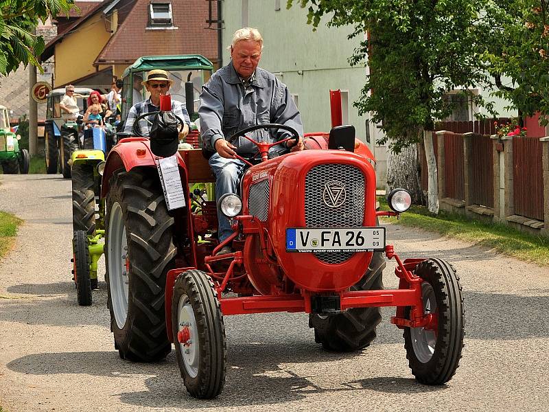 ORGANIZÁTORY SRAZU TRAKTORŮ ve Skalné potěšila účast německých přátel s jejich stroji. 