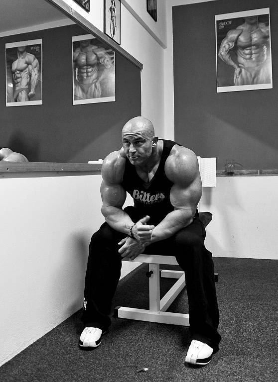 Profesionální kulturista Tomáš Bureš při tréninku a v exhibičním vystoupení v Hard Core Gym F. Lázně