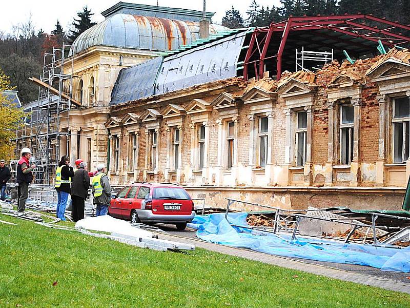 Polský stavební dělník (59 let) zůstal pod sesutým lešením v Mariánských Lázních při opravě objektu hotelu Císařské Lázně.