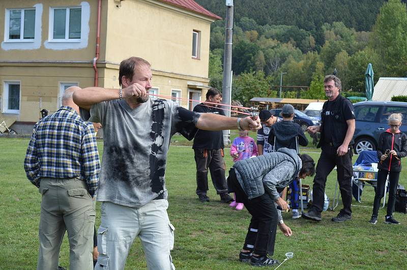 Střelba prakem, lukem a vzduchovkou prověřila um soutěžících už v osmém ročníku klání Milíkovský snajper.