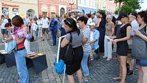 Na chebském náměstí Krále Jiřího z Poděbrad protestovala proti Andreji Babišovi zhruba stovka demonstrujících.