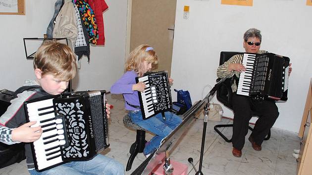 Ašské školáky zaujala hra na tahací harmoniku - Chebský deník