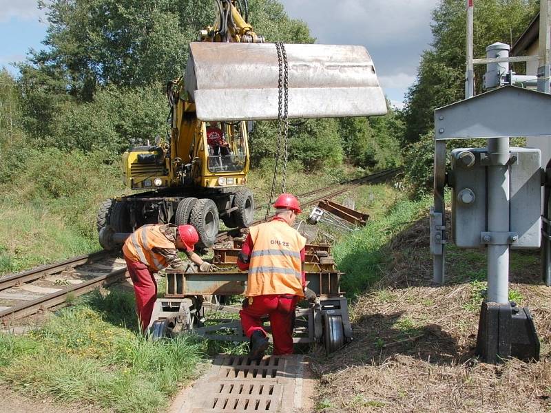 PRÁCE NA POSLEDNÍ ČÁSTI třetího tranzitního koridoru na trati Cheb Cheb státní hranice jsou v plném proudu. Stavebníci právě nyní připravují okolí kolem trati pro novou etapu. 