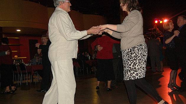 DESÍTKY LIDÍ zavítaly na první zemědělský ples do chebského Kulturního centra Svoboda. Taneční zábava se zde konala u příležitosti 40. výročí od založení Agrokombinátu Cheb.