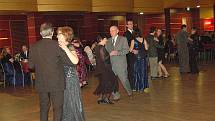 DESÍTKY LIDÍ zavítaly na první zemědělský ples do chebského Kulturního centra Svoboda. Taneční zábava se zde konala u příležitosti 40. výročí od založení Agrokombinátu Cheb.