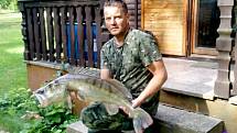 Celkem 92 centimetrů dlouhého candáta chytil nedávno na přehradní nádrži v Hracholuskách Rudolf Vedral z Chebu.