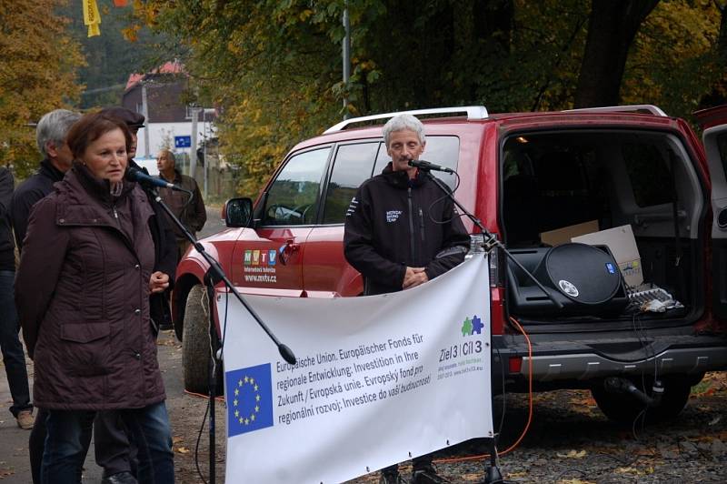 CYKLISTÉ, kteří přišli slavnostně otevřít novou cyklostezku z Doubravy u Aše do Saska, měli možnost ji ihned vyzkoušet. 