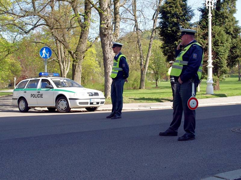 SETKÁNÍ MINISTRŮ PRO MÍSTNÍ ROZVOJ  v Mariánských Lázních komplikuje dopravu. Už od úterý jsou některé části města uzavřené.  Například do Reitenbergerovy ulice řidiče policisté nepustí. 