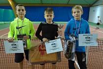 Tři nejlepší mladší žáci z chebského tenisového turnaje. Třetí Jakub Babka, vítěz Otto Hertl a poražený finalista Ondřej Vild (zleva).