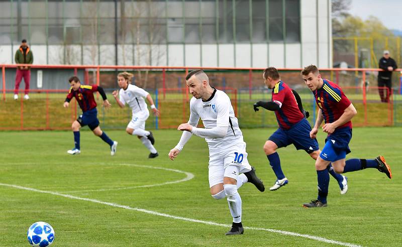 Chebská Hvězda (v bílém) dosáhla v Nové Roli na výhru 2:0.