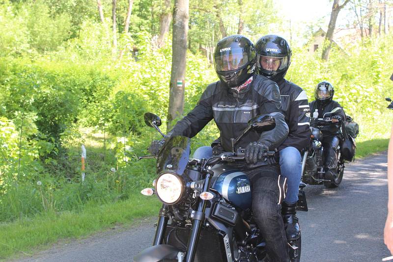 JARNÍ BLOUDĚNÍ S DUCHY. U příležitosti zahájení motorkářské sezony ve Vysoké silným strojům požehnal farář.