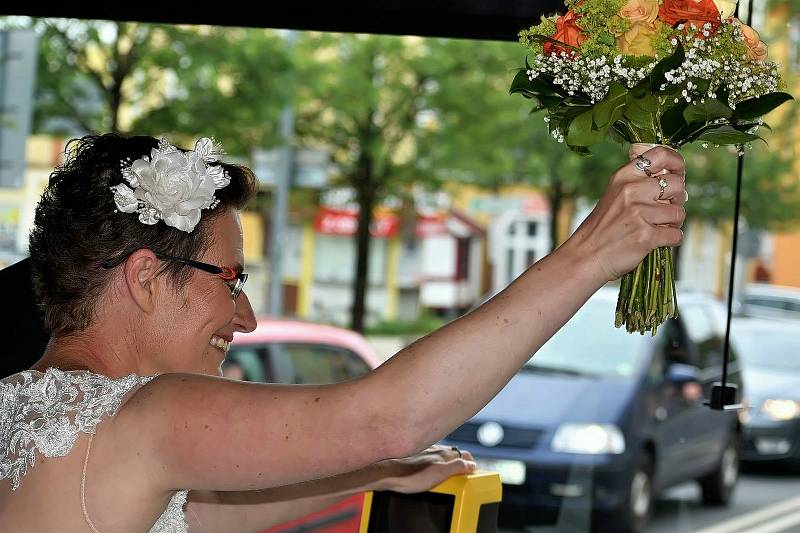 Ze svatby novomanželů Petra Faměry a Michaely Šůsové a svatební jízdy trolejbusem v Mariánských Lázních.