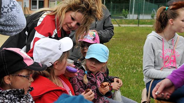 Se školkou se děti v Aši loučily také přespolním během.