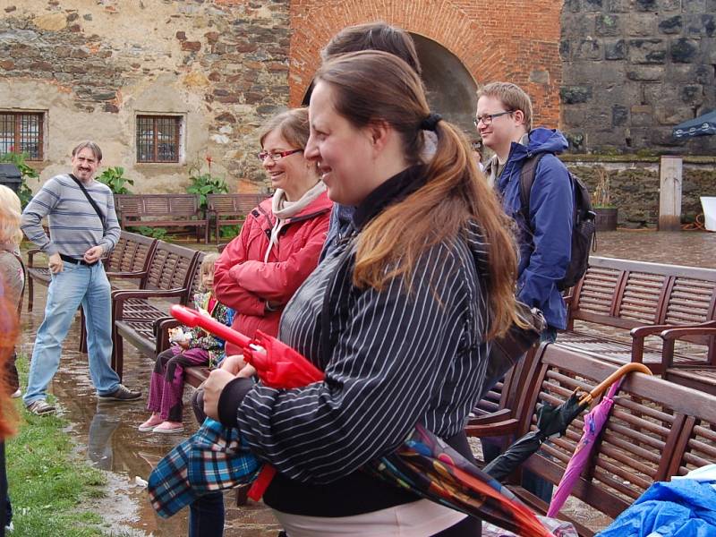 Nebývalá koncentrace kumštýřů vládnoucích perem, tužkou i štětcem, humoru a zábavy. Tak by se dala o víkendu charakterizovat atmosféra na chebském hradě. Odehrála se zde totiž dvoudenní akce ´Hradní hraní s hradní paní´. 