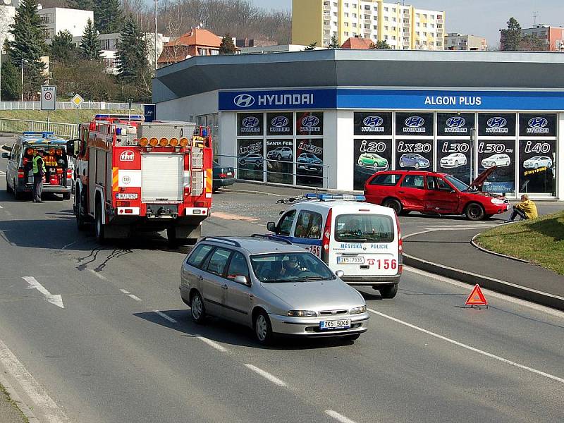 Hrozivě vypadající dopravní nehoda se stala v sobotu po poledni v chebské ulici Boženy Němcové. 