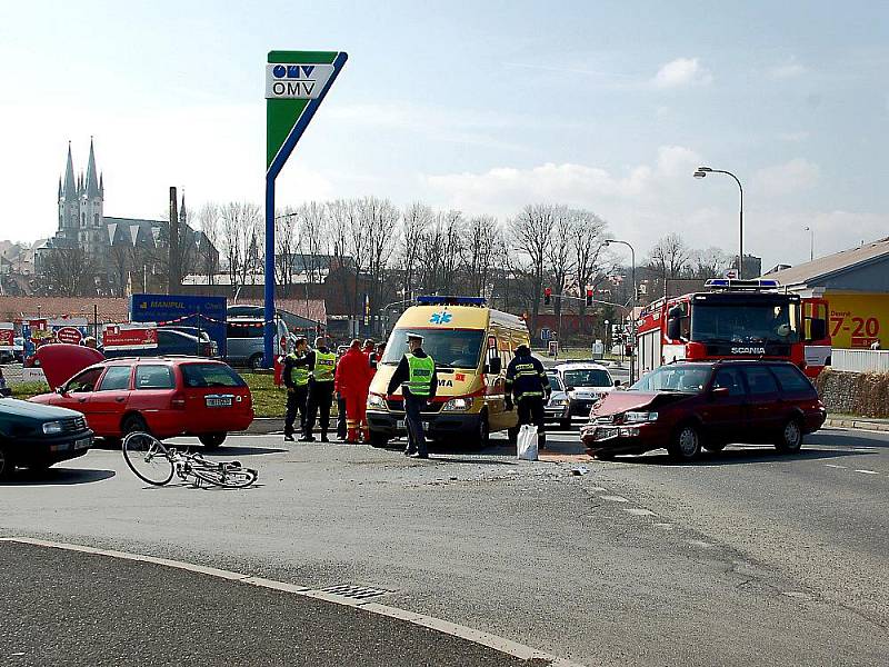 Hrozivě vypadající dopravní nehoda se stala v sobotu po poledni v chebské ulici Boženy Němcové. 