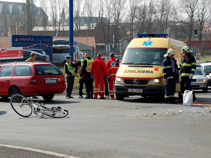 Hrozivě vypadající dopravní nehoda se stala v sobotu po poledni v chebské ulici Boženy Němcové. 