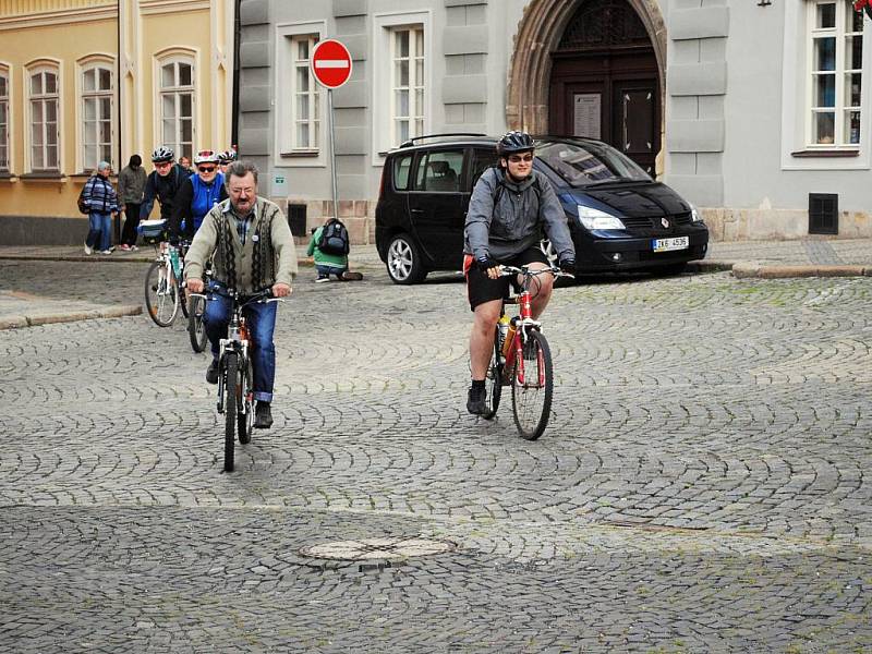 DRUHÝ ROČNÍK Poutního maratonu v Chebu přilákal na start asi 120 lidí jak na kolech, tak i pěšáků a běžců. Atmosféra ale oslovila i přihlížející.  