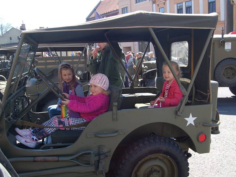 OSLAVY OSVOBOZENÍ. V rámci oslav 71. výročí osvobození přijel do Teplé a pak do dalších míst military convoy.