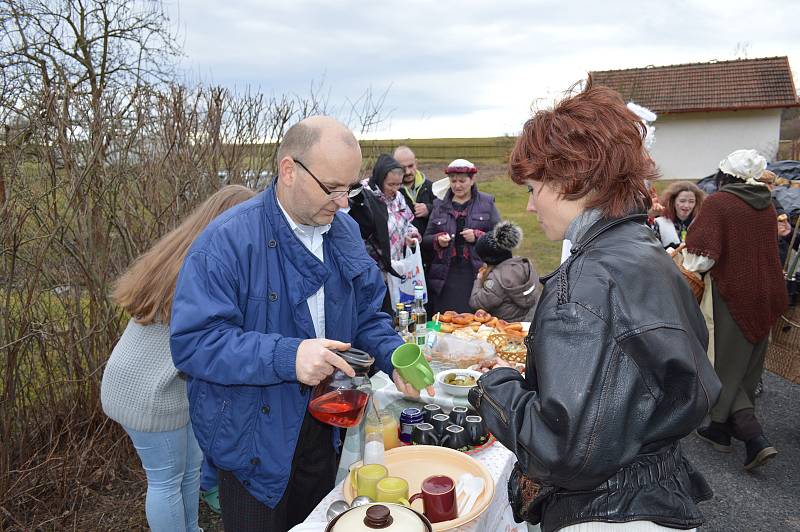 Staročeské i ´moderní´ postavičky dorazily na sedmnáctý ročník Milíkovského masopustu.