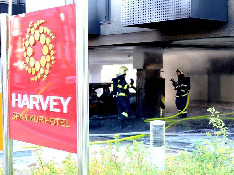 Při požáru musely být evakuovány tři desítky hotelových hostů. 