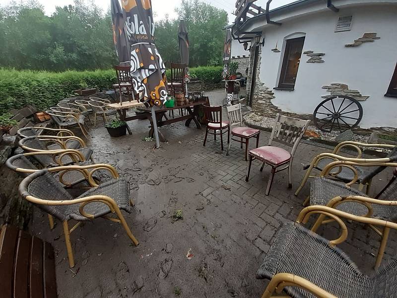 Velká voda vyplavila Restauraci & Penzion Magdalena v Doubravě na Ašsku.