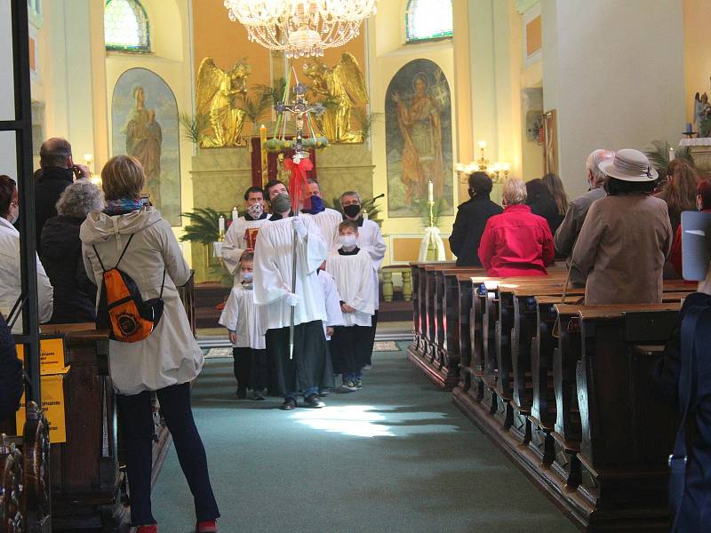 Během žehnání pramenům museli lidé dodržovat epidemiologická nařízení.