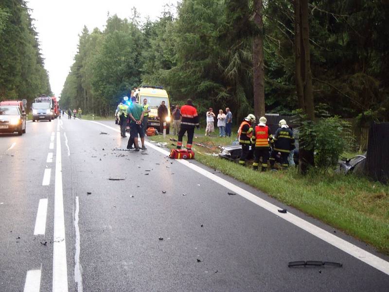 Nehoda dvou osobních vozidel ochromila provoz mezi Aší a Hazlovem. 