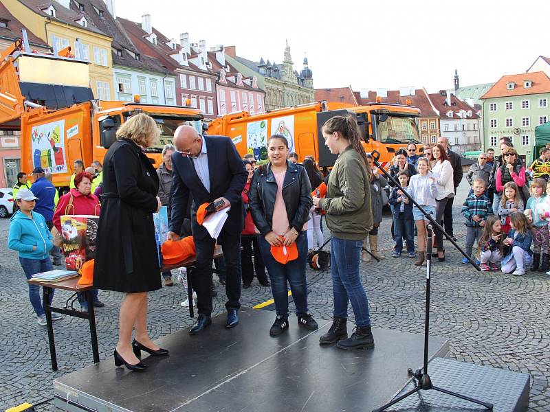 Novou svozovou techniku na odpad, která od dubna bude projíždět městem, představila chebská radnice veřejnosti. Nákup nových vozidel vyšel městskou kasu na dvacet milionů korun.