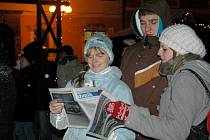  Lidé v Karlovarském kraji si společně zazpívali s Deníkem a rádiem Impuls. I na chebském náměstí se konala akce Česko zpívá koledy. 