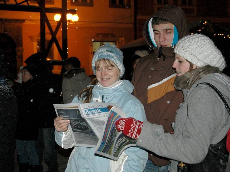  Lidé v Karlovarském kraji si společně zazpívali s Deníkem a rádiem Impuls. I na chebském náměstí se konala akce Česko zpívá koledy. 