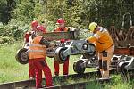 PRÁCE NA POSLEDNÍ ČÁSTI třetího tranzitního koridoru na trati Cheb Cheb státní hranice jsou v plném proudu. Stavebníci právě nyní připravují okolí kolem trati pro novou etapu. 