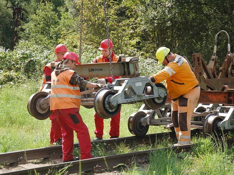 PRÁCE NA POSLEDNÍ ČÁSTI třetího tranzitního koridoru na trati Cheb Cheb státní hranice jsou v plném proudu. Stavebníci právě nyní připravují okolí kolem trati pro novou etapu. 