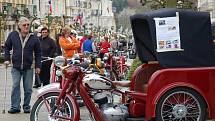 Nablýskané plechové miláčky předvedli majitelé historických automobilů a motocyklů ve Františkových Lázních.