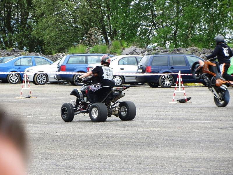 Kaskadérští amatéři z téměř celé republiky se sjeli na takzvaný Stuntplac v Dolních Dvorech u Chebu.