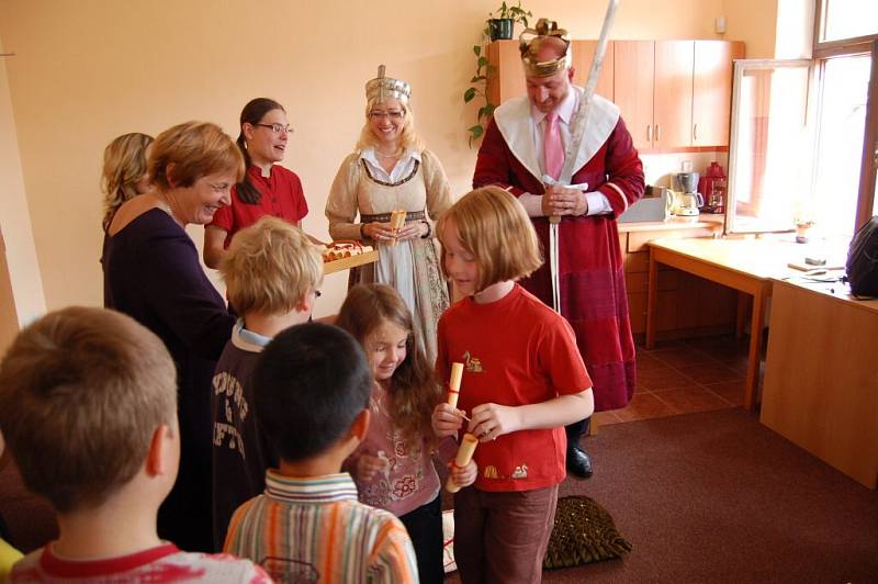 Ve františkolázeň­ské knihovně si děti užívaly pasování na čtenáře.