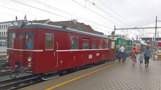 Hurvínek a Hektor na nádraží v Chebu: železniční historie lákala i k jízdám