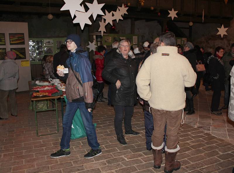 Vůně cukroví, svařáku, klobásek a dalších dobrot se o víkendu linula kostelem svatého Wolfganga v Poustce u Františkových Lázní.