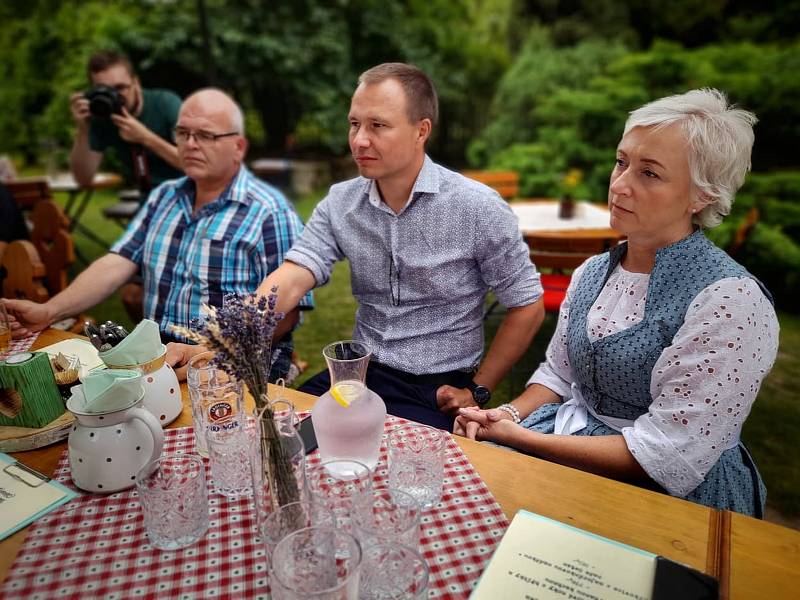 Generál Petr Pavel s manželkou Evou na víkend vyrazili na Chebsko.