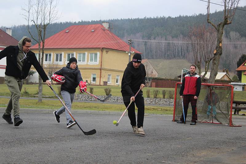 Tradici silvestrovského hokeje udržují v Milíkově už desítky let.