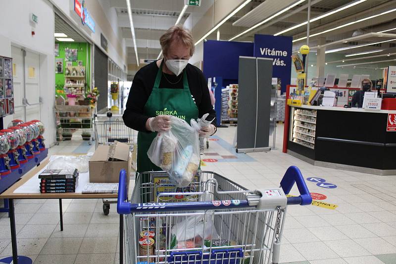 Lidé pomáhali potřebným. Darovali trvanlivé potraviny a drogerii.