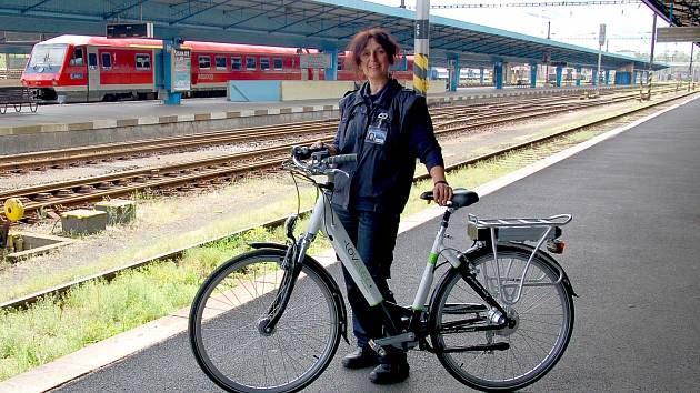 V NĚKTERÝCH půjčovnách si zájemci mohli dokonce říci o moderní elektrokolo.