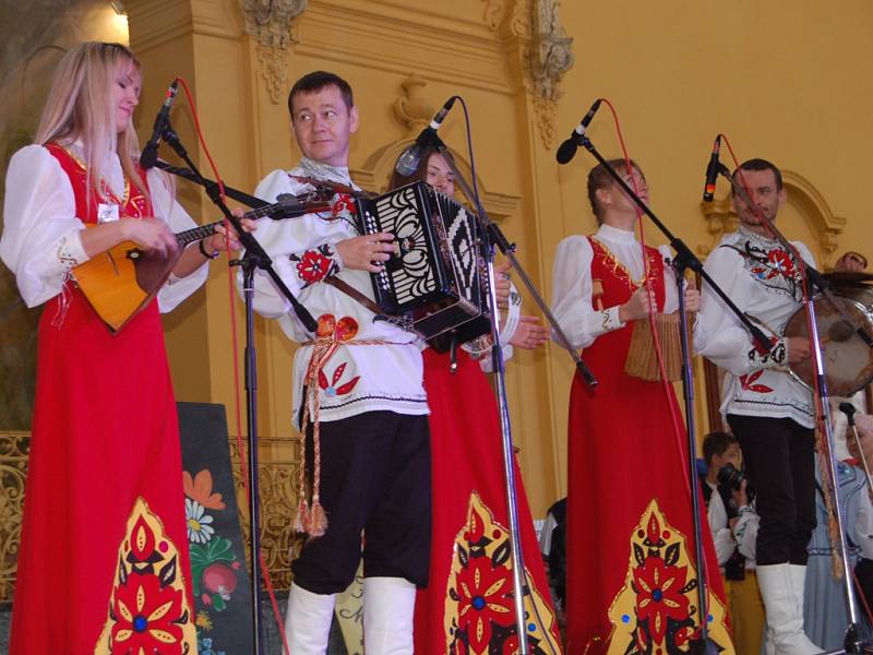 MARIÁNKY PATŘILY FOLKLORU. Mezinárodní folklorní festival Mariánský podzim se tradičně uskutečnil v Mariánských Lázních. Kromě vystoupení na kolonádě nebo v anglikánském kostele měli místní i hosté možnost spatřit krásu lidových krojů při průvodu městem. 