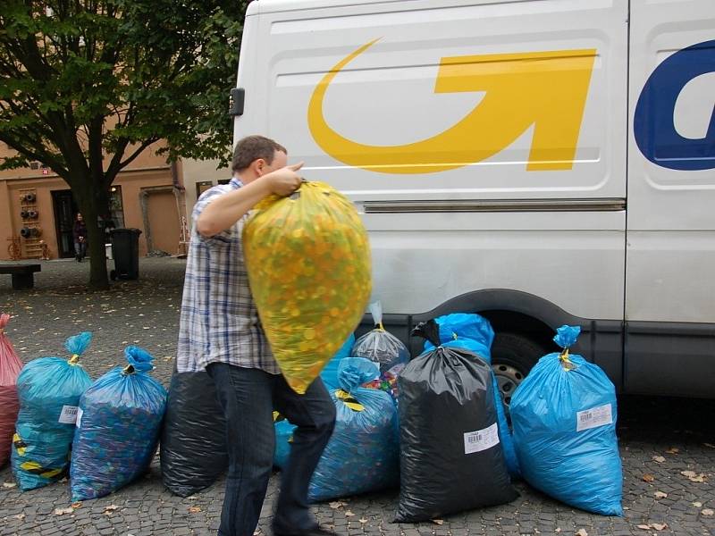 Celkem dvanáct pytlů s plastovými víčky putovalo do Kopřivnice u Ostravy z Chebského deníku. 