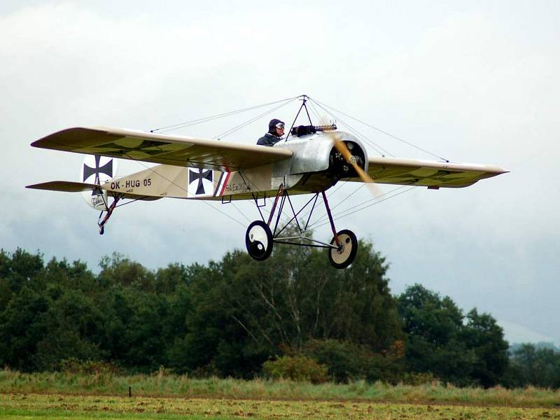 Fokker E III v nízkém průletu nad chebským letištěm